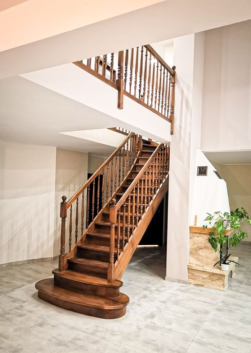 Wangentreppe mit Holzgeländer und Holzhandlauf